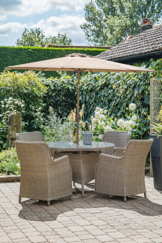 LG Outdoor Saigon 4 Seat Dining Set with Eclipse Parasol and Base